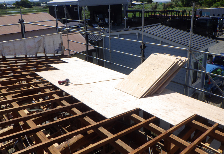 屋根下地交換工事中