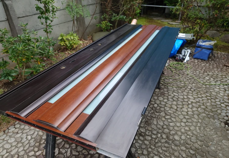 玄関ドアフィルム剥がし