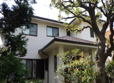 葺き替え後の金属屋根と外壁塗装済みの住宅